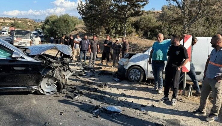 Esentepe yolunda, iki araç yüz yüze çarpıştı, yaralananlar var