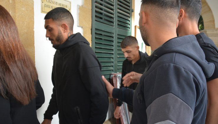 Lefkoşa ve Gönyeli’de düzenlenen uyuşturucu operasyonunda yakalanan 2 zanlı mahkemeye çıkartıldı