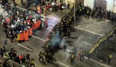 Sokaklar alev alev: Halk ve polis, kalkan ve sopalarla meydan savaşı verdi