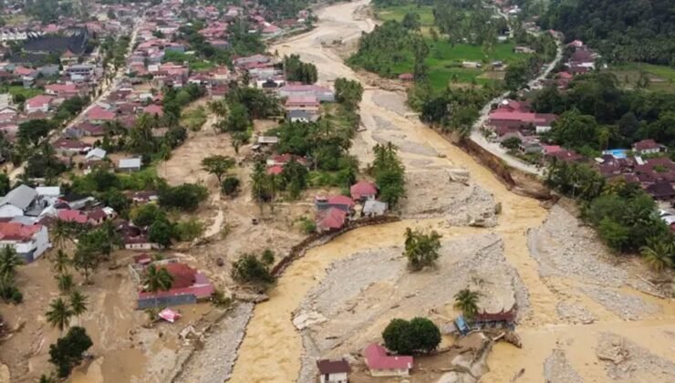 Endonezya'da sel ve toprak kaymasında can kaybı 442'ye yükseldi