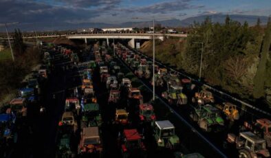 Komşuda çiftçiler ayaklandı: Otoyollar traktörden geçilmiyor