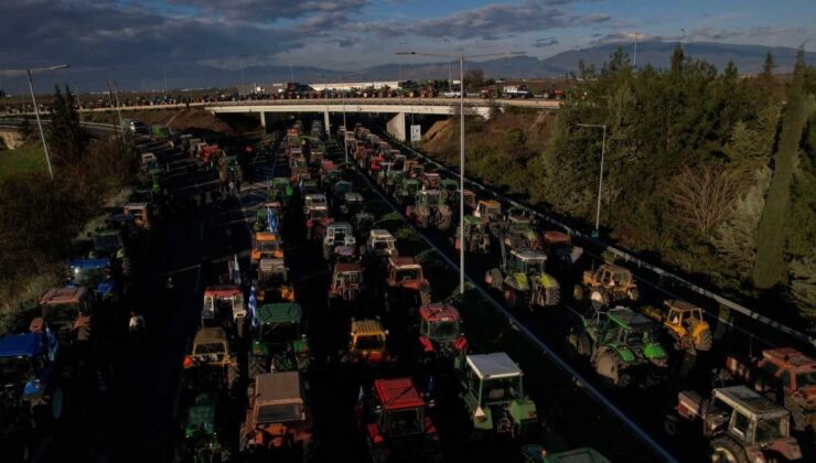 Komşuda çiftçiler ayaklandı: Otoyollar traktörden geçilmiyor